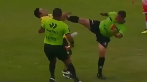 Viral: Árbitro propinó certera patada en el rostro de un técnico que lo iba a agredir