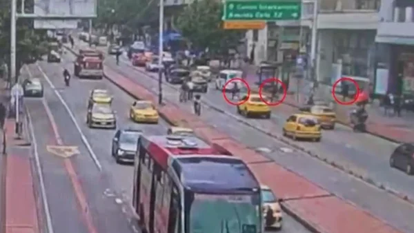 VIDEO | Casi atropellan a ladronas que robaron un computador en reconocido café de Bogotá