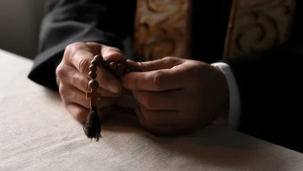 Buscan víctimas de agresiones sexuales en escuela católica de Francia