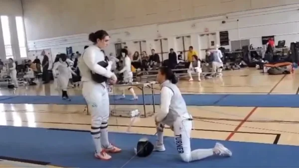 Esgrimista se negó a competir con oponente transgénero: se arrodilló y fue descalificada Esgrimista se negó a competir con oponente transgénero: se arrodilló y fue descalificada