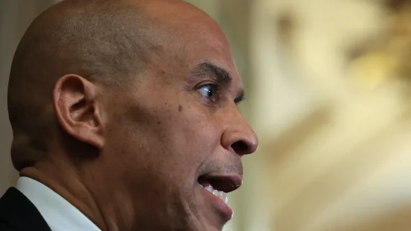 Senador criticó por 25 horas a Trump estando de pie y sin ir al baño: rompió récord