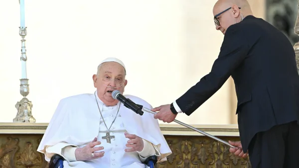 Papa Francisco apareció de sorpresa en la plaza de San Pedro: así fue el emotivo momento