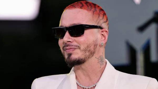 J Balvin se infiltra en su propio concierto vestido como Spider-Man y genera conmoción entre sus fans J Balvin se infiltra en su propio concierto vestido como Spider-Man y genera conmoción entre sus fans