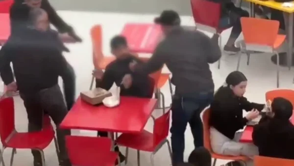 Momento exacto en el que capturan ‘con las manos en la masa’ a extorsionista cobrando en Bogotá