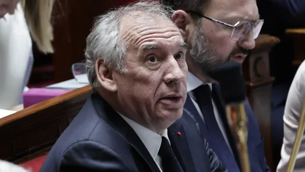 Primer ministro de Francia salpicado en escándalo de violaciones a menores en colegio católico