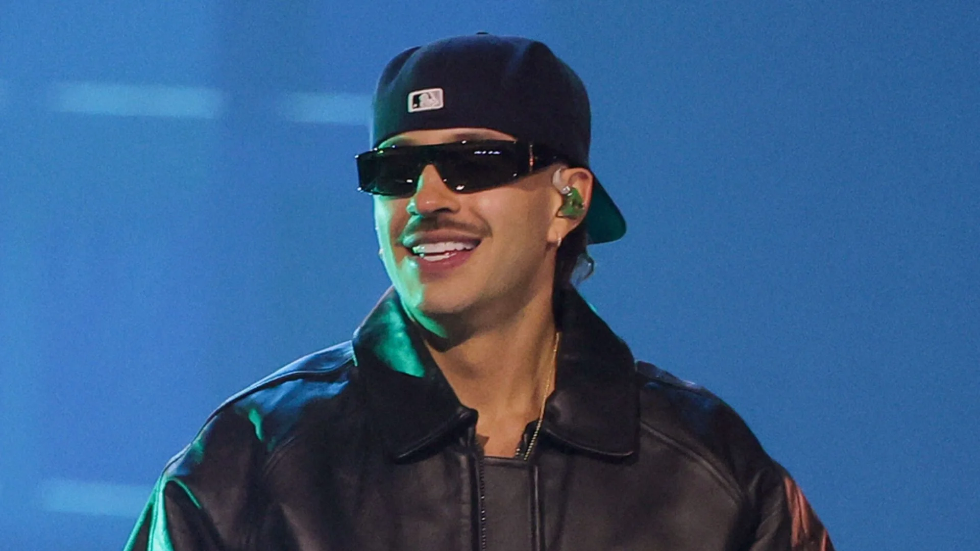 feid-se-disfraza-en-españa-concierto-gratis Foto: AFP