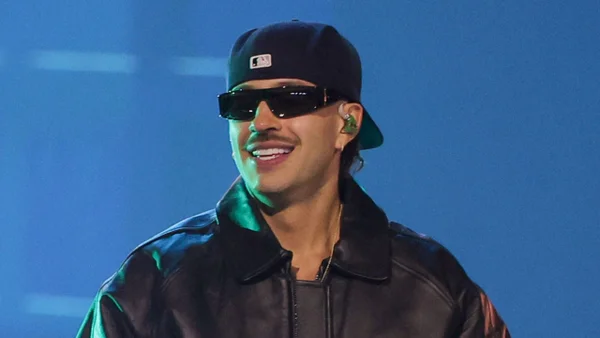 ¡Insólito! Feid se disfraza y ofrece un divertido concierto en la calle