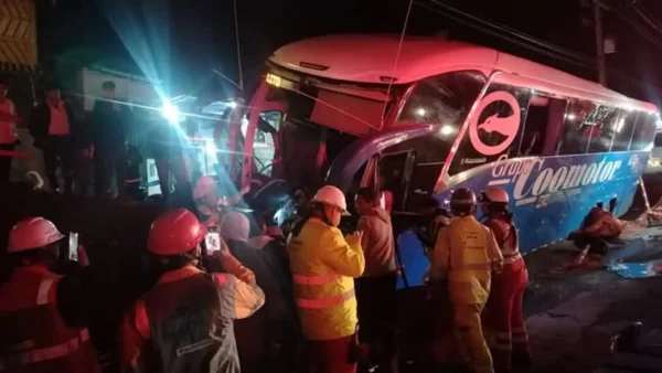 VIDEO | Así quedó el bus que chocó contra tractocamión en Cundinamarca y terminó fuera de la vía VIDEO | Así quedó el bus que chocó contra tractocamión en Cundinamarca y terminó fuera de la vía