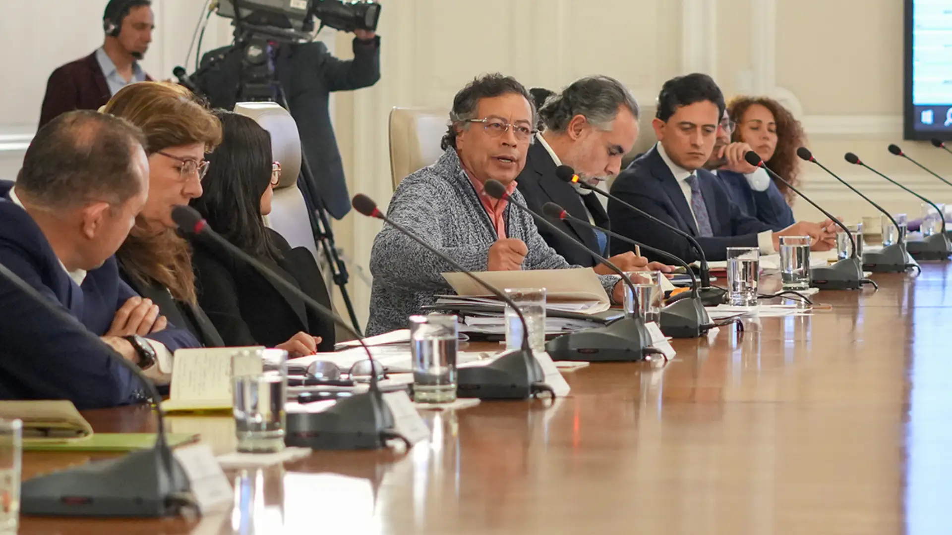 Ordenan a la Presidencia dejar de transmitir los consejos de ministros por televisión abierta