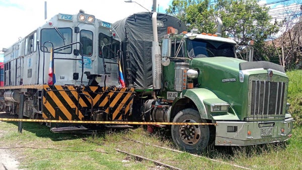 Tractomula quedó destrozada tras chocar con el Tren de la Sabana Tractomula quedó destrozada tras chocar con el Tren de la Sabana