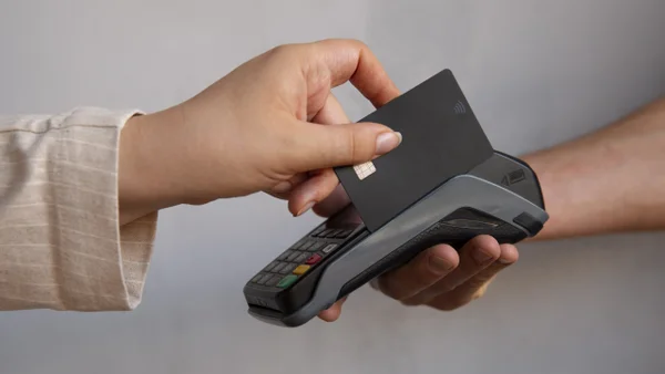 Listado de bancos que más cobran por hacer compras en el exterior: tome nota