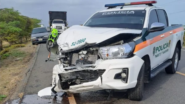 VIDEO | Patrulla de Policía chocó brutalmente con un carro particular en la vía Santa Marta – Riohacha