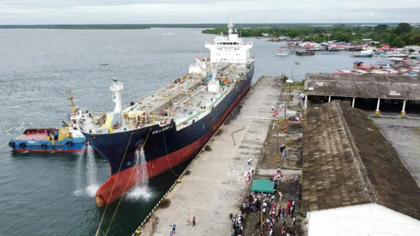 Histórica llegada a Tumaco de gigantesco buque con un millón de galones de combustible de EE. UU. Histórica llegada a Tumaco de gigantesco buque con un millón de galones de combustible de EE. UU.