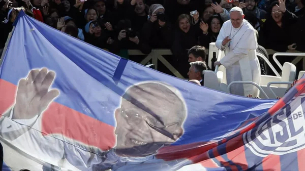 San Lorenzo conmovió al mundo del fútbol con emotiva despedida al papa Francisco