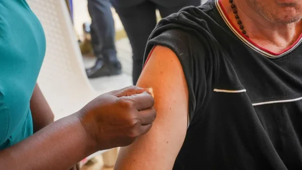 Vacuna contra la fiebre amarilla: advierten quiénes no deberían recibirla y por qué