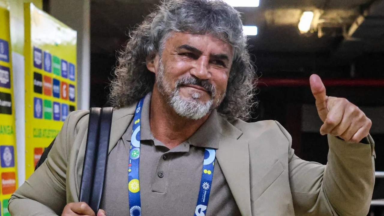 Conversations between Leonel Álvarez and a Colombian football giant confirmed