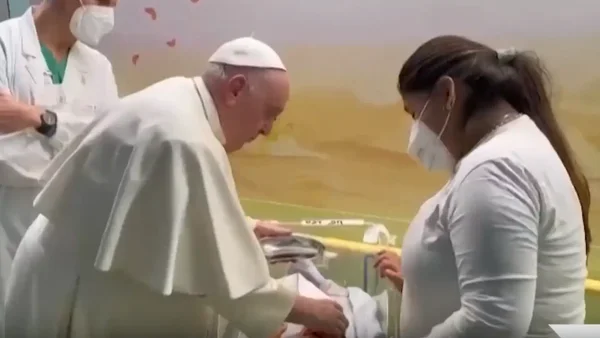 El inesperado bautizo de un bebé por el papa en el hospital Gemelli, en Roma