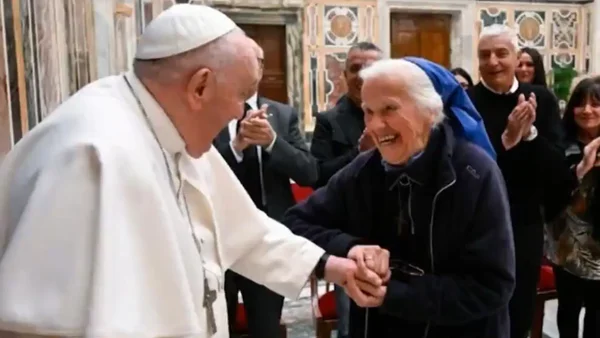 ‘La niña rebelde’: la monja y amiga del papa Francisco, que rompió el protocolo para despedirlo