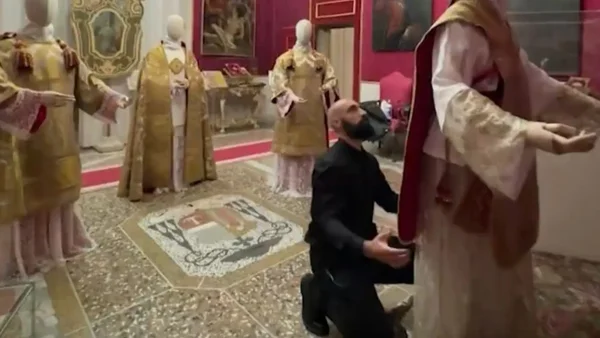 Este es el famoso sastre que vistió al papa Francisco durante más de una década