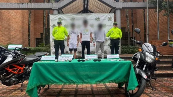 Atraparon a tres delincuentes que robaban a viajeros recién llegados al aeropuerto de Rionegro Atraparon a tres delincuentes que robaban a viajeros recién llegados al aeropuerto de Rionegro