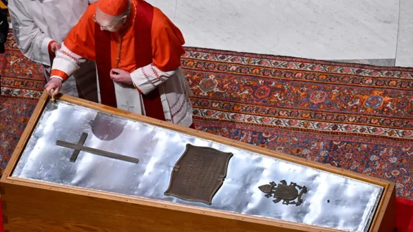 En video: así fue el rito de cierre del féretro del papa Francisco