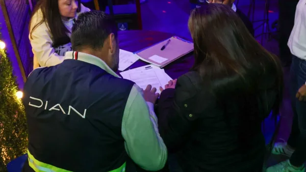 DIAN visitó de sorpresa a más de dos mil locales de Bogotá y tomó medidas DIAN visitó de sorpresa a más de dos mil locales de Bogotá y tomó medidas