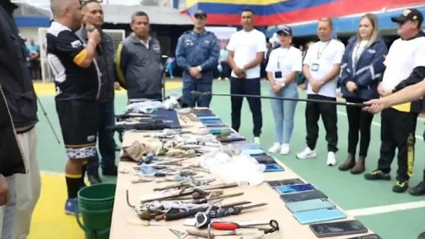 Reclusos en La Modelo entregaron armas escondidas en los pabellones: estos son los objetos Reclusos en La Modelo entregaron armas escondidas en los pabellones: estos son los objetos