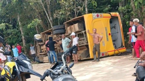 Bus escolar que llevaba más de 50 niños se accidentó en Necoclí: esto se sabe Bus escolar que llevaba más de 50 niños se accidentó en Necoclí: esto se sabe