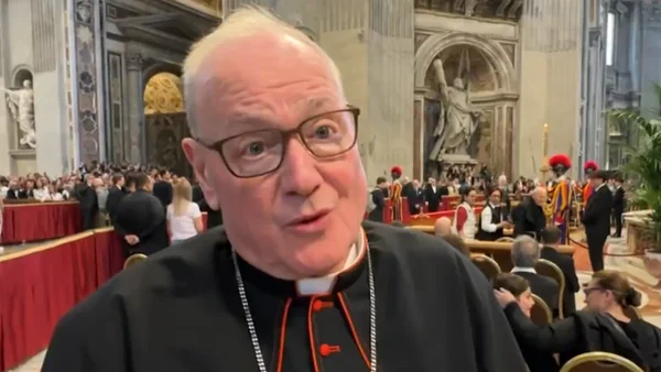 ¿Quién es el cardenal ‘influencer’ que publica detalles previos al cónclave que elegirá al papa?