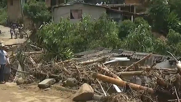 Quebrada arrasó con una casa en Medellín: murió una madre y su hijo de 13 años sigue desaparecido