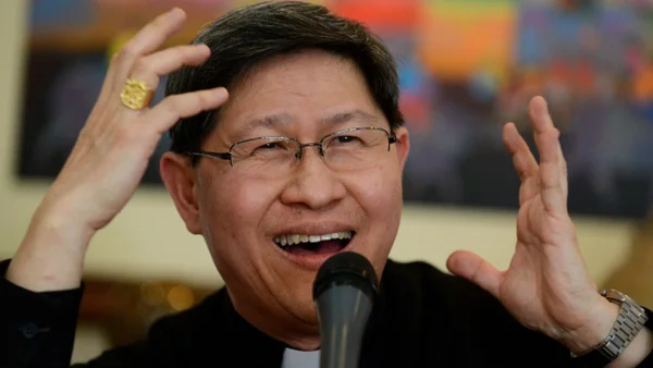 Cardenal filipino, candidato al próximo papado, sorprende cantando ‘Imagine’ de John Lennon