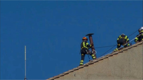 "Habemus" chimenea: así se instala el ícono que anunciará al nuevo papa desde la Capilla Sixtina