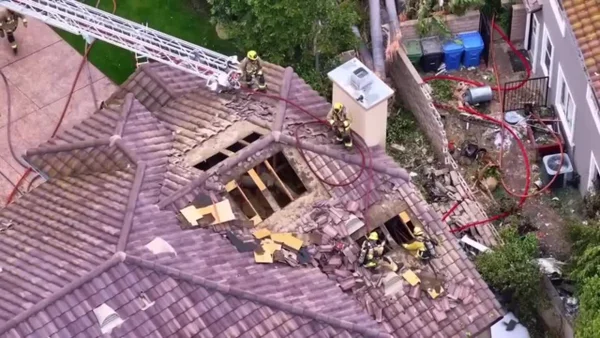 Accidente de avióneta en zona residencial de California deja a dos personas muertas