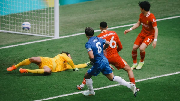 Chelsea derrotó al campeón Liverpool y así quedó en la pelea por puestos de Champions