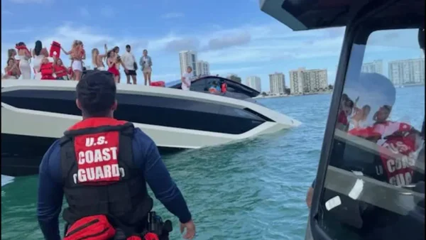 VIDEO | Yate de lujo se hundió en Miami con 32 personas a bordo, incluyendo varios influencers