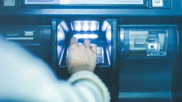 Bancos en Colombia actualizan límites de retiro en cajeros: estos son los montos Bancos en Colombia actualizan límites de retiro en cajeros: estos son los montos