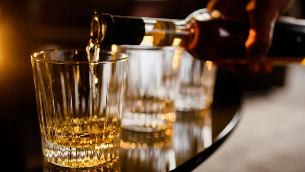 Popular marca de whisky se declara en quiebra: ¿de cuál se trata y por qué?