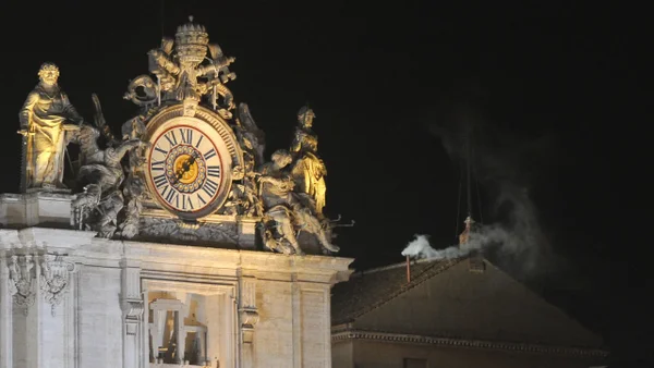 En video | Así es la Capilla Sixtina adecuada para el cónclave que elegirá al nuevo pontífice