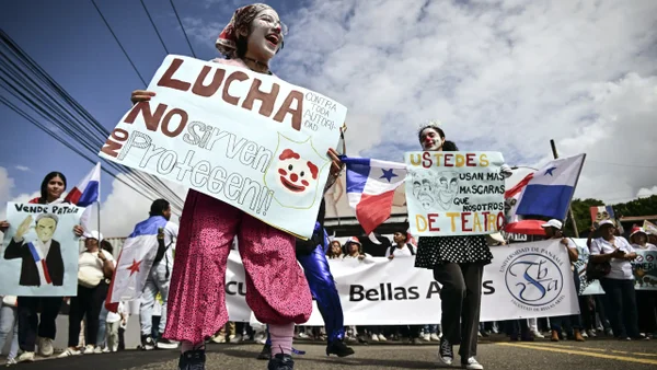 Estudiantes protestaron en Panamá por posible presencia de tropas militares de Estados Unidos Estudiantes protestaron en Panamá por posible presencia de tropas militares de Estados Unidos