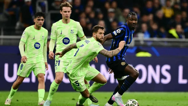 Futbolista del Barcelona escupió a colega del Inter y los árbitros no lo vieron