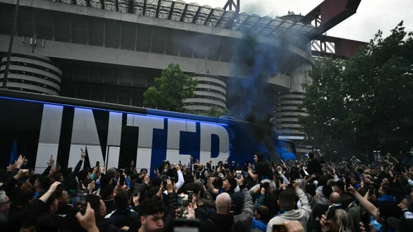 Hinchas del Inter abandonaron al equipo y quisieron volver a entrar al estadio