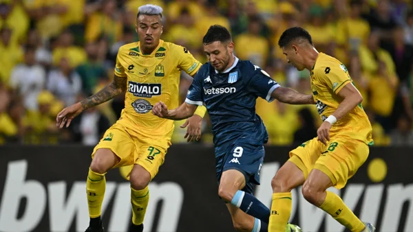 Racing goleó 4-0 a Bucaramanga en el Montanini y el ‘leopardo’ puso en riesgo su clasificación