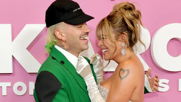 Karol G aparece junto a Feid para la segunda premier de su documental en Estados Unidos