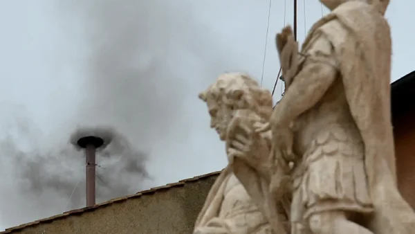 Humo negro en el Vaticano: aún no hay sucesor del papa Francisco