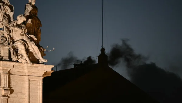 Humo negro en el Vaticano: aún no hay sucesor del papa Francisco