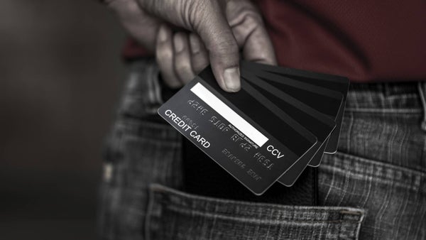 Cuidado con el ‘tarjetazo’: así hicieron dos ladrones para robar a una mujer en Bogotá