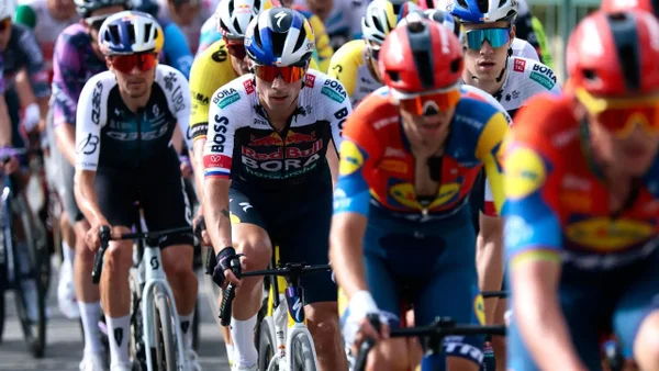 Dura caída en la etapa 1 del Giro de Italia 2025 causa retiro de uno de los favoritos Dura caída en la etapa 1 del Giro de Italia 2025 causa retiro de uno de los favoritos