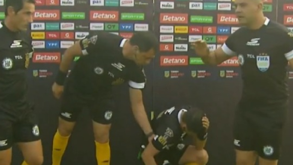 Árbitro en Argentina recibió duro golpe antes del inicio de un partido: VIDEO