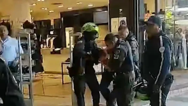 VIDEO | Hombre atacó en varias oportunidades a su expareja con machete en centro comercial de Cali