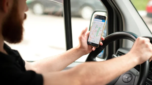 Ley aclara si el uso de Waze o Google Maps mientras conduce le da multa en Colombia: esto dice